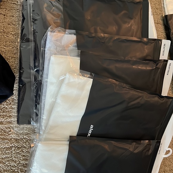 Uniqlo x Alexander Wang heattech - Picture 4 of 4